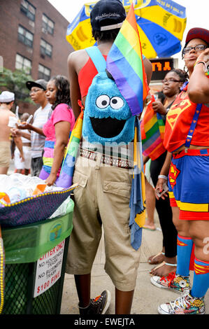 NEW YORK CITY, USA - 30. Juni 2013: Nachtschwärmer zu ergreifen, um die Straßen in den bunten Kostümen während der Stadt jährliche Gay Pride Parade. Stockfoto