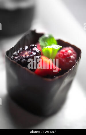 Schöne Schokolade Topf Wüste gefüllt mit Beeren Stockfoto