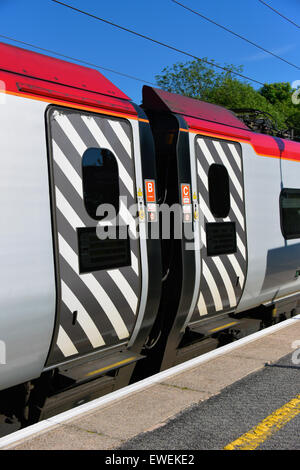 Schiebetüren. Jungfrau Class 390 Pendolino Personenzug. Stockfoto