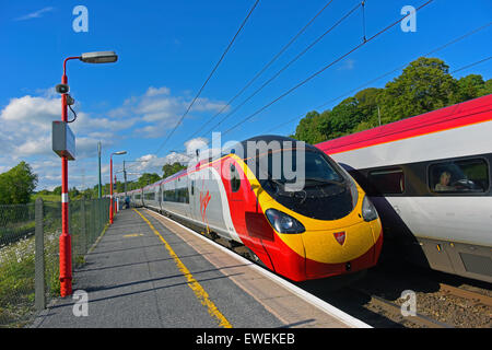 Jungfrau Class 390 Pendolino Personenzüge. Oxenholme Rail Station, Cumbria, England, Vereinigtes Königreich, Europa. Stockfoto