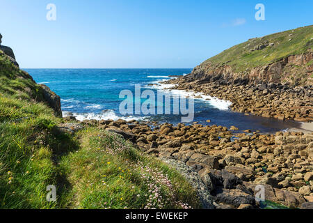 Die einsamen Strand Porthgwarra Cove in Cornwall, England, UK Stockfoto