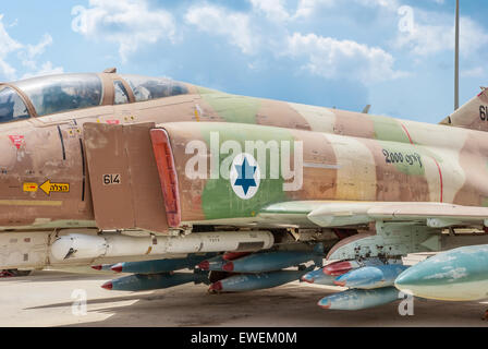 Hatzerim, Israel - 27. April 2015: McDonnell Douglas F-4E Super Phantom-Flugzeuge im Museum der Luftwaffe IDF Stockfoto