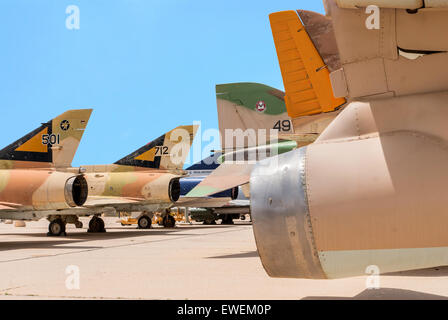 Hatzerim, Israel - 27. April 2015: Mehrere Arten von Militärjets IAF serviert werden in israelische Luftwaffe Museu angezeigt Stockfoto