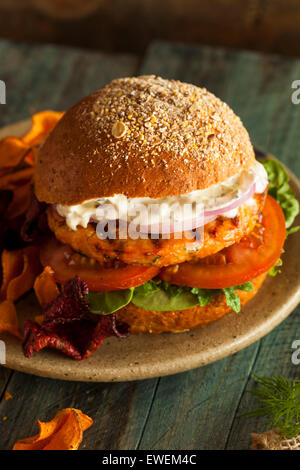 Hausgemachte Bio-Lachs-Burger mit Remoulade Stockfoto