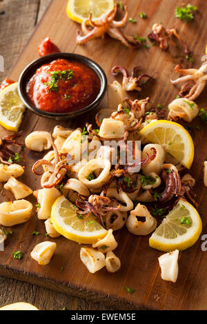 Hausgemachte frische gegrillte Calamari mit Zitrone und Sauce Stockfoto