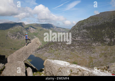 Eine weibliche Wanderer posiert auf dem Canon Stein auf Tryfan, Snowdonia, Nordwales. Stockfoto