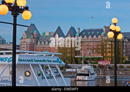 Die Undersea Gardens und das Empress Hotel (Fairmont Hotel) in den Inner Harbour in der Dämmerung in Victoria, Vancouver Island, Brit Stockfoto