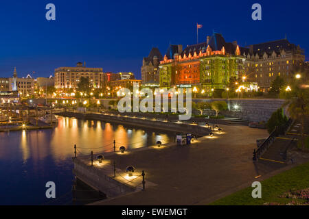 Victorias Innenhafen mit dem Wahrzeichen Empress Hotel (Fairmont Hotel) im Hintergrund in der Dämmerung, beleuchtet, Victoria, V Stockfoto