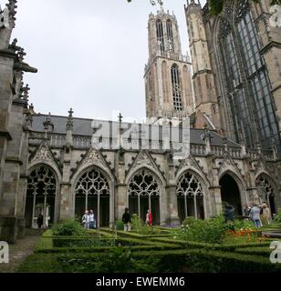 Innenhof (Pandhof) der gotische Dom Kirche, Utrecht, Niederlande. Dom-Turm im Hintergrund. Mittelalterliche Botanischer Garten Stockfoto