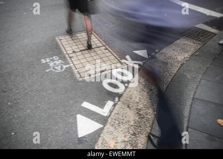 Fußgängerüberweg Straße Beine in Bewegung mit einem Blick anmelden Gound in Sydney Australia Stockfoto