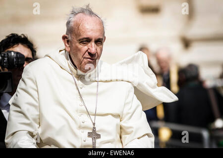 Vatikanstadt, Vatikan. 24. Juni 2015. Papst Francis besucht wöchentliche Generalaudienz in dem Petersplatz im Vatikan. Die self-inflicted Wunden der Familie und die Notwendigkeit, Wut und Reibung beiseite zu legen, das paar Kinder zu schützen standen im Mittelpunkt der Papst Francis Nachricht an Tausende von Pilgern gesammelt für die wöchentliche Generalaudienz am Mittwoch. © Giuseppe Ciccia/Pacific Press/Alamy Live-Nachrichten Stockfoto