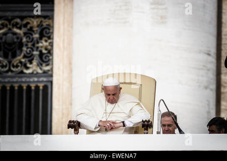 Vatikanstadt, Vatikan. 24. Juni 2015. Papst Francis besucht wöchentliche Generalaudienz in dem Petersplatz im Vatikan, Vatikanstadt. Die self-inflicted Wunden der Familie und die Notwendigkeit, Wut und Reibung beiseite zu legen, das paar Kinder zu schützen standen im Mittelpunkt der Papst Francis Nachricht an Tausende von Pilgern gesammelt für die wöchentliche Generalaudienz am Mittwoch. © Giuseppe Ciccia/Pacific Press/Alamy Live-Nachrichten Stockfoto