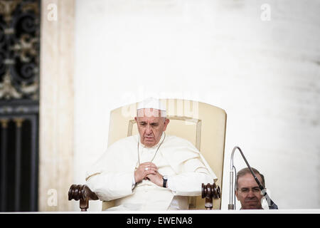 Vatikanstadt, Vatikan. 24. Juni 2015. Papst Francis besucht wöchentliche Generalaudienz in dem Petersplatz im Vatikan. Die self-inflicted Wunden der Familie und die Notwendigkeit, Wut und Reibung beiseite zu legen, das paar Kinder zu schützen standen im Mittelpunkt der Papst Francis Nachricht an Tausende von Pilgern gesammelt für die wöchentliche Generalaudienz am Mittwoch. © Giuseppe Ciccia/Pacific Press/Alamy Live-Nachrichten Stockfoto