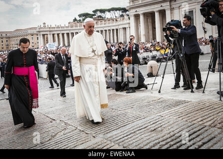 Vatikanstadt, Vatikan. 24. Juni 2015. Papst Francis besucht wöchentliche Generalaudienz in dem Petersplatz im Vatikan. Die self-inflicted Wunden der Familie und die Notwendigkeit, Wut und Reibung beiseite zu legen, das paar Kinder zu schützen standen im Mittelpunkt der Papst Francis Nachricht an Tausende von Pilgern gesammelt für die wöchentliche Generalaudienz am Mittwoch. © Giuseppe Ciccia/Pacific Press/Alamy Live-Nachrichten Stockfoto