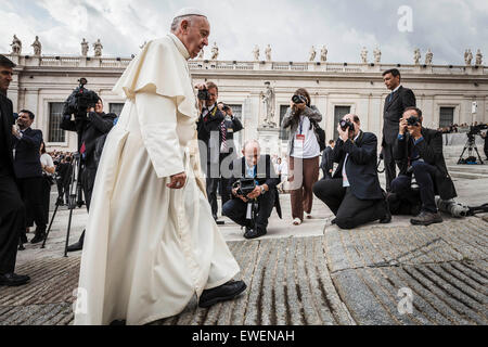 Vatikanstadt, Vatikan. 24. Juni 2015. Papst Francis besucht wöchentliche Generalaudienz in dem Petersplatz im Vatikan. Die self-inflicted Wunden der Familie und die Notwendigkeit, Wut und Reibung beiseite zu legen, das paar Kinder zu schützen standen im Mittelpunkt der Papst Francis Nachricht an Tausende von Pilgern gesammelt für die wöchentliche Generalaudienz am Mittwoch. © Giuseppe Ciccia/Pacific Press/Alamy Live-Nachrichten Stockfoto