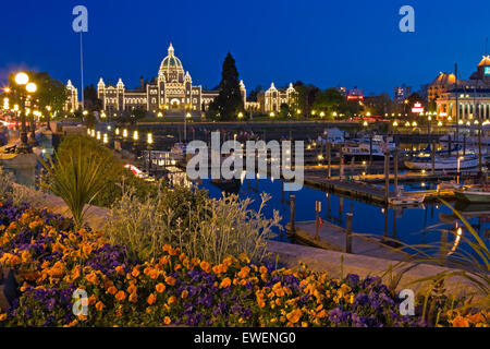 Victorias Innenhafen beleuchtet in der Dämmerung mit dem BC Parlamentsgebäude im Hintergrund, Victoria, Vancouver Island, Stockfoto