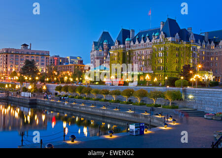 Victorias Innenhafen beleuchtet in der Dämmerung mit dem Wahrzeichen Empress Hotel in Victoria, Vancouver Island, Britisch-Kolumbien Stockfoto