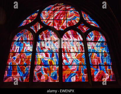 Teil einer Reihe von Glasfenster in Saint-Séverin entworfen von Jean Rene Bazaine.  Jede Jean Rene Bazaine Fenster ist überzeugt Stockfoto