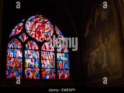 Teil einer Reihe von Glasfenster in Saint-Séverin entworfen von Jean Rene Bazaine. Stockfoto