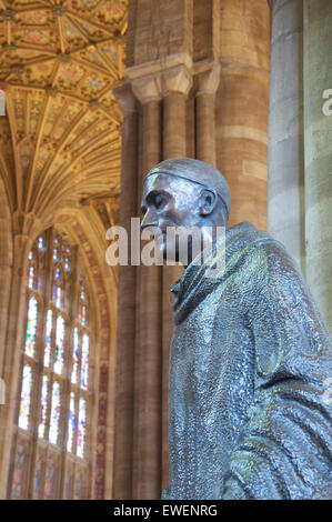 Bronzestatue von St Aldhelm von Marzia Colonna, unter der glorreichen Ventilator gewölbte Decke von Sherborne Abbey entfernt. Dorset, England, Vereinigtes Königreich. Stockfoto