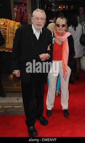 London, UK. 24. Juni 2015. Twiggy besucht die Presse Nacht '' Bend es wie Backham'' im Phoenix Theatre. Bildnachweis: Ferdaus Shamim/ZUMA Draht/Alamy Live-Nachrichten Stockfoto