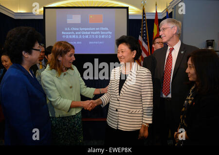 Washington, USA. 24. Juni 2015. Besuch chinesischer Vize-Premier Liu Yandong (3. R Front) schüttelt Hände mit Sekretär des US Department of Health And Human Services Sylvia Burwell, während die USA und China-Symposium am Ebola-Forschung und globale Gesundheitssicherheit in Washington, USA, 24. Juni 2015. © Wang Lei/Xinhua/Alamy Live-Nachrichten Stockfoto