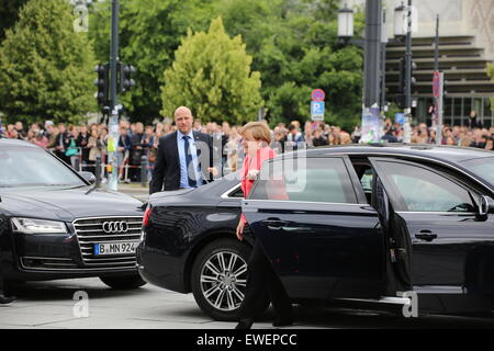 Berlin, Deutschland. 24. Juni 2015. Bundeskanzlerin Angela Merkel bei Ankunft für den 50. Queen ´s-Vortrag an der TU Berlin. © Madeleine Lenz/Pacific Press /Alamy Live-Nachrichten Stockfoto