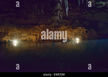 Erkundung der Höhle Tham Lod mit Bambus-Floß, Pang Mapha Thailand Stockfoto