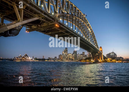Night Shot auf den Hafen von Sydney mit dem Opernhaus, der Harbour Bridge und der Stadt Stockfoto