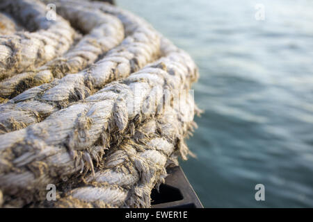 Alten Marine Seil an einem Pier gegen Blauwasser Stockfoto