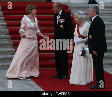 Berlin, Deutschland. 24. Juni 2015. Der deutsche Bundespräsident Joachim Gauck (1. R) grüßt die britische Königin Elizabeth II (2. R) und Prinz Philip (3. R) das Schloss Bellevue in Berlin, Deutschland, am 24. Juni 2015. Königin Elizabeth II und ihr Ehemann Prinz Philip sind zu einem offiziellen Besuch nach Deutschland. © Luo Huanhuan/Xinhua/Alamy Live-Nachrichten Stockfoto