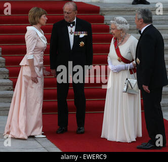 Berlin, Deutschland. 24. Juni 2015. Der deutsche Bundespräsident Joachim Gauck (1. R) grüßt die britische Königin Elizabeth II (2. R) und Prinz Philip (3. R) das Schloss Bellevue in Berlin, Deutschland, am 24. Juni 2015. Königin Elizabeth II und ihr Ehemann Prinz Philip sind zu einem offiziellen Besuch nach Deutschland. © Luo Huanhuan/Xinhua/Alamy Live-Nachrichten Stockfoto