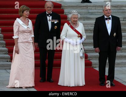 Berlin, Deutschland. 24. Juni 2015. Der deutsche Bundespräsident Joachim Gauck (1. R) grüßt die britische Königin Elizabeth II (2. R) und Prinz Philip (3. R) das Schloss Bellevue in Berlin, Deutschland, am 24. Juni 2015. Königin Elizabeth II und ihr Ehemann Prinz Philip sind zu einem offiziellen Besuch nach Deutschland. © Luo Huanhuan/Xinhua/Alamy Live-Nachrichten Stockfoto