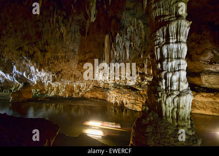 Erkundung der Höhle Tham Lod mit Bambus-Floß, Pang Mapha Thailand Stockfoto