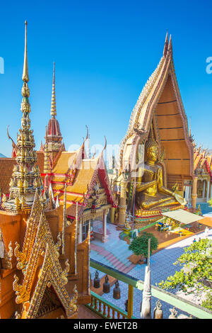 Ein Blick von oben auf die Pagode, goldene Buddha-Statue mit Reisfeldern und Bergen, Wat Tham Sua(Tiger Cave Temple), Tha Moun Stockfoto