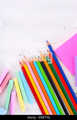Zurück zur Schule oder zum Bildungskonzept mit Briefpapier und Schreibtisch Zubehör overhead auf weißem rustikalen Holztisch mit textfreiraum für Stockfoto