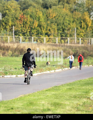 Junger Mann auf einer Radtour in der Parkanlage Stockfoto