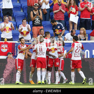 Harrison, New Jersey, USA. 24. Juni 2015. New York Red Bulls feiern Mike Grella Tor in der ersten Hälfte während die MLS-Spiel zwischen den New York Red Bulls und Real Salt Lake in Red Bull Arena in Harrison, New Jersey. Bildnachweis: Csm/Alamy Live-Nachrichten Stockfoto
