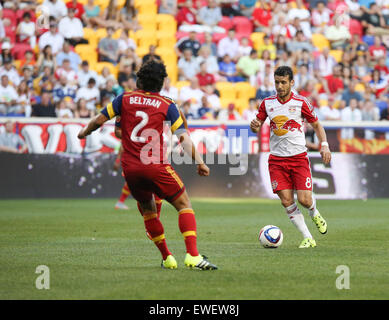 Harrison, New Jersey, USA. 24. Juni 2015. New York Red Bulls vorwärts Péguy Luyindula (8) bringt die Kugel Upfield während der MLS-Spiel zwischen den New York Red Bulls und Real Salt Lake in Red Bull Arena in Harrison, New Jersey. Bildnachweis: Csm/Alamy Live-Nachrichten Stockfoto