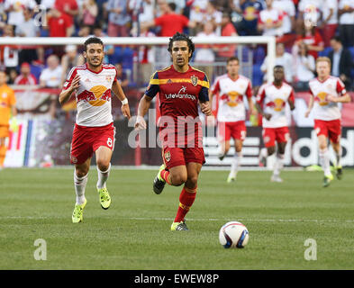 Harrison, New Jersey, USA. 24. Juni 2015. New York Red Bulls vorwärts Péguy Luyindula (8) geht nach dem Ball während der MLS-Spiel zwischen den New York Red Bulls und Real Salt Lake in Red Bull Arena in Harrison, New Jersey. Bildnachweis: Csm/Alamy Live-Nachrichten Stockfoto