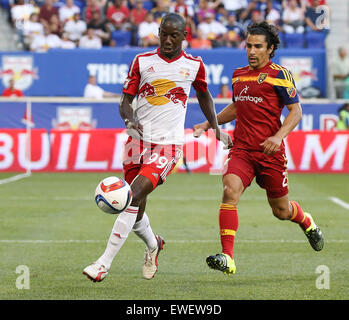 Harrison, New Jersey, USA. 24. Juni 2015. New York Red Bulls weiter Bradley Wright-Phillips (99) kämpfen um den Ball in die MLS-Spiel zwischen den New York Red Bulls und Real Salt Lake in Red Bull Arena in Harrison, New Jersey. Bildnachweis: Csm/Alamy Live-Nachrichten Stockfoto