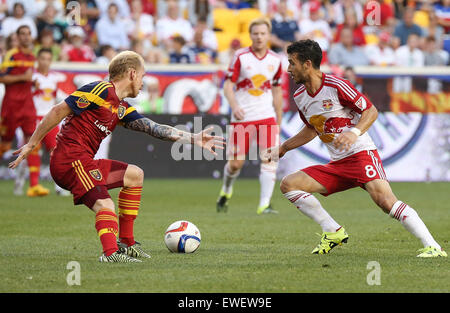 Harrison, New Jersey, USA. 24. Juni 2015. New York Red Bulls weiter Péguy Luyindula (8) sieht, während das MLS-Spiel zwischen den New York Red Bulls und Real Salt Lake in Red Bull Arena in Harrison, New Jersey zu übergeben. Bildnachweis: Csm/Alamy Live-Nachrichten Stockfoto