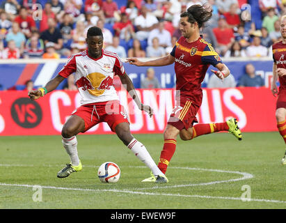 Harrison, New Jersey, USA. 24. Juni 2015. Real Salt Lake Mittelfeldspieler John Stertzer (27) kämpfen um den Ball in die MLS-Spiel zwischen den New York Red Bulls und Real Salt Lake in Red Bull Arena in Harrison, New Jersey. Bildnachweis: Csm/Alamy Live-Nachrichten Stockfoto