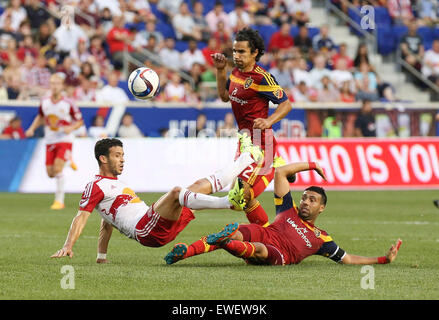 Harrison, New Jersey, USA. 24. Juni 2015. Real Salt Lake Verteidiger Tony Beltran (2) kommt Weg mit dem Ball in der MLS-Spiel zwischen den New York Red Bulls und Real Salt Lake in Red Bull Arena in Harrison, New Jersey. Bildnachweis: Csm/Alamy Live-Nachrichten Stockfoto