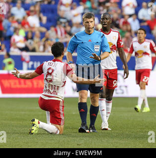 Harrison, New Jersey, USA. 24. Juni 2015. New York Red Bulls vorwärts Péguy Luyindula (8) fleht um Gnade bei der MLS-Spiel zwischen den New York Red Bulls und Real Salt Lake in Red Bull Arena in Harrison, New Jersey. Bildnachweis: Csm/Alamy Live-Nachrichten Stockfoto