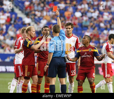 Harrison, New Jersey, USA. 24. Juni 2015. Real Salt Lake Mittelfeldspieler Javier Morales (11) bekommt der roten Karte in der ersten Hälfte während die MLS-Spiel zwischen den New York Red Bulls und Real Salt Lake in Red Bull Arena in Harrison, New Jersey. Bildnachweis: Csm/Alamy Live-Nachrichten Stockfoto