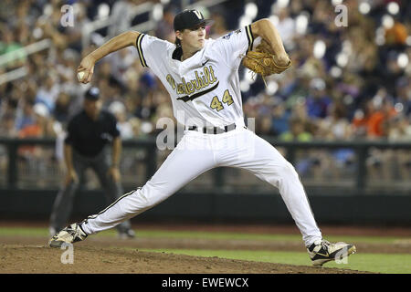 Omaha, Nebraska, USA. 24. Juni 2015. Vanderbilt Krug Kyle Wright (44) wirft während des College World Series-Spiels zwischen Vanderbilt und Virginia im TD Ameritrade Park in Omaha, Nebraska auf 24. Juni 2015. © Mark Kuhlmann/ZUMA Wire/ZUMAPRESS.com/Alamy Live-Nachrichten Stockfoto