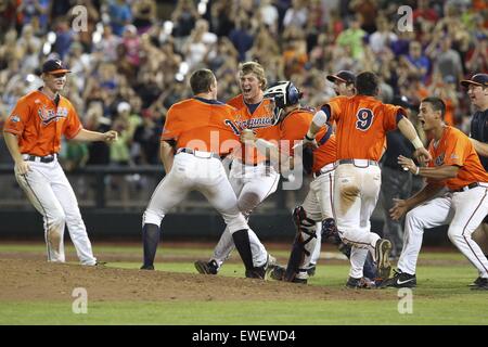 Omaha, Nebraska, USA. 24. Juni 2015. Virginia Teamkollegen reagieren auf Gewinn der Meisterschaft während des College World Series-Spiels zwischen Vanderbilt und Virginia im TD Ameritrade Park in Omaha, Nebraska auf 24. Juni 2015. © Mark Kuhlmann/ZUMA Wire/ZUMAPRESS.com/Alamy Live-Nachrichten Stockfoto