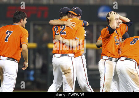 Omaha, Nebraska, USA. 24. Juni 2015. Virginia-Team feiert nach dem Sieg über Vanderbilt während des College World Series-Spiels zwischen Vanderbilt und Virginia im TD Ameritrade Park in Omaha, Nebraska auf 24. Juni 2015. © Mark Kuhlmann/ZUMA Wire/ZUMAPRESS.com/Alamy Live-Nachrichten Stockfoto