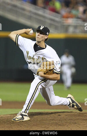 Omaha, Nebraska, USA. 24. Juni 2015. Vanderbilt Krug Kyle Wright (44) wirft während des College World Series-Spiels zwischen Vanderbilt und Virginia im TD Ameritrade Park in Omaha, Nebraska auf 24. Juni 2015. © Mark Kuhlmann/ZUMA Wire/ZUMAPRESS.com/Alamy Live-Nachrichten Stockfoto